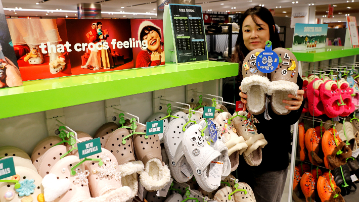 광주신세계 플레이 스팟 크록스는 수능 수험표를 지참한 고객들에게 할인 프로모션을 진행한다. 광주신세계 제공