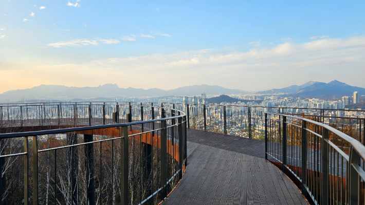 용마산 스카이워크에서 내려다본 서울 풍경. 서울시 제공