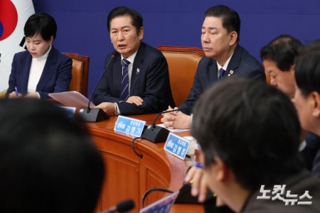 정청래 더불어민주당 대표가 12일 오전 서울 여의도 국회에서 열린 최고위원회의에서 모두발언을 하고 있다.