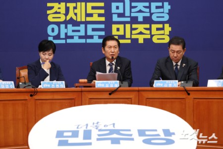 정청래 더불어민주당 대표가 12일 오전 서울 여의도 국회에서 열린 최고위원회의에서 모두발언을 하고 있다.