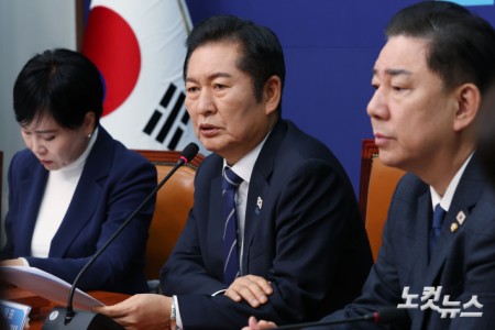 정청래 더불어민주당 대표가 12일 오전 서울 여의도 국회에서 열린 최고위원회의에서 모두발언을 하고 있다.