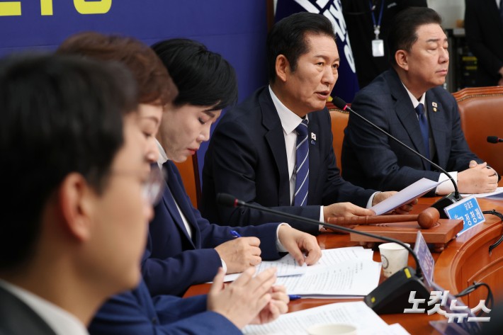 정청래 더불어민주당 대표가 12일 오전 서울 여의도 국회에서 열린 최고위원회의에서 모두발언을 하고 있다.