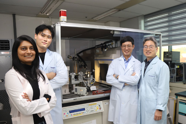 연구책임자 우의전 박사(오른쪽)와 연구팀. 생명연 제공