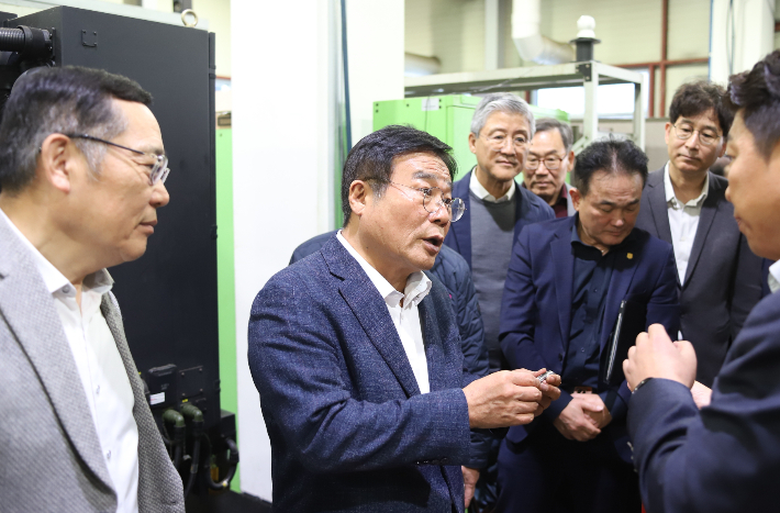 더불어민주당 호남발전특위 광주위원회(이병훈 수석부위원장)는 지난 11일 융합의료기기산업지원센터에서 회의를 열고, 의료·헬스케어 산업의 경쟁력 강화 방안과 기업 지원 체계 고도화를 논의했다. 민주당 호남특위 제공