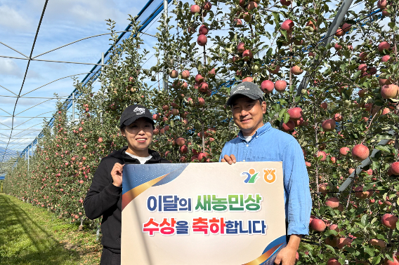 춘천원예농협 이인영(50)·박은남(49)씨 부부. 강원농협 제공