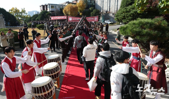 수능 D-1, 응원 받는 수험생들