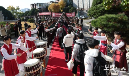 수능 D-1, 응원 받는 수험생들