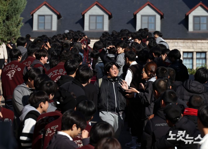 응원 받으며 학교 나서는 수험생들