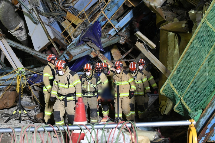 12일 울산화력발전소 보일러 타워 붕괴 사고 현장에서 구조대원들이 매몰자 시신을 수습하고 있다. 울산소방본부 제공