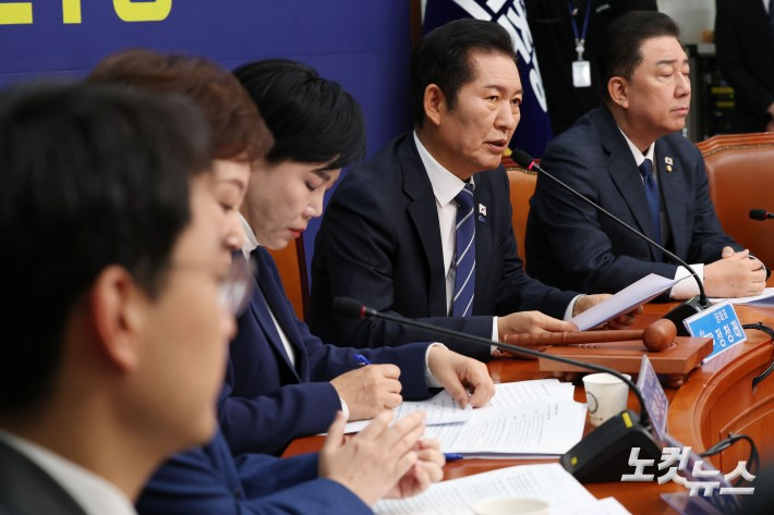 정청래 더불어민주당 대표가 12일 오전 서울 여의도 국회에서 열린 최고위원회의에서 모두발언을 하고 있다. 류영주 기자