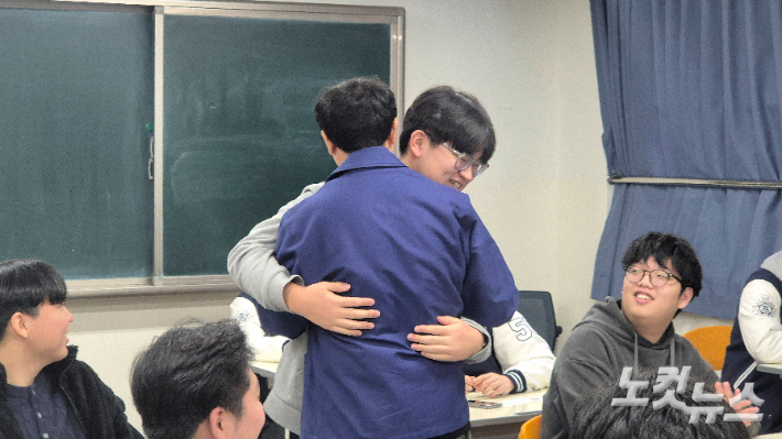 12일 오전 10시쯤 수능 예비소집이 진행된 광주 서석고등학교에서 담임교사가 학생을 격려하며 안아주고 있다. 한아름기자 