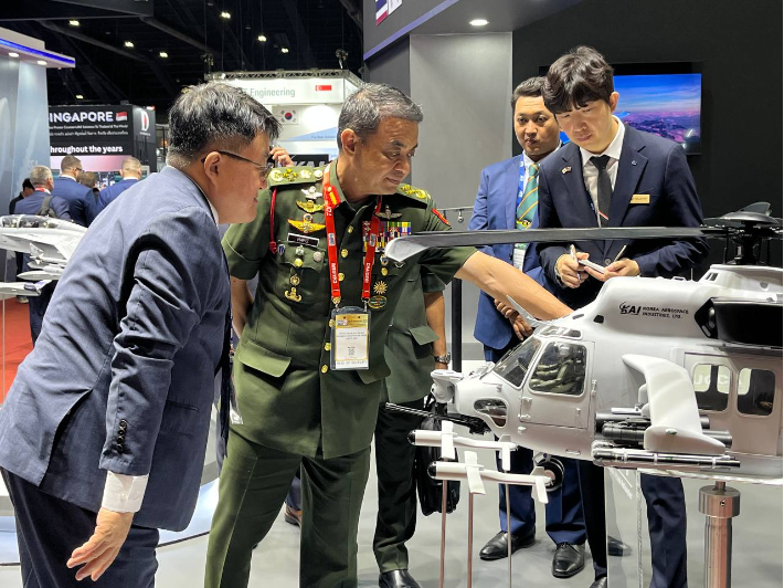 말레이시아 육군총장 무하마드 하피주디엔 육군대장이 KAI 부스를 방문했다. KAI 제공