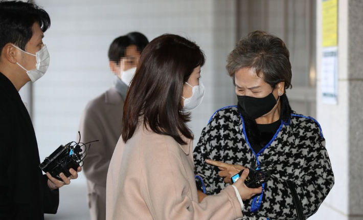 목포시의 '도시재생 사업 계획'을 미리 파악하고 차명으로 부동산을 매입한 혐의를 받는 손혜원 전 의원이 지난 2021년 서울남부지법에서 열린 항소심 선고공판에 출석하고 있다. 연합뉴스