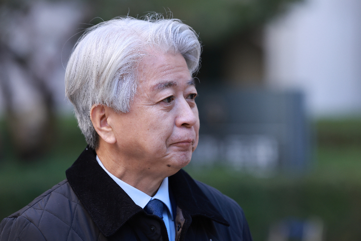 노웅래 전 더불어민주당 의원이 12일 서초구 서울중앙지방법원에서 1심 선고기일이 26일로 연기된 뒤 법원을 떠나고 있다. 연합뉴스