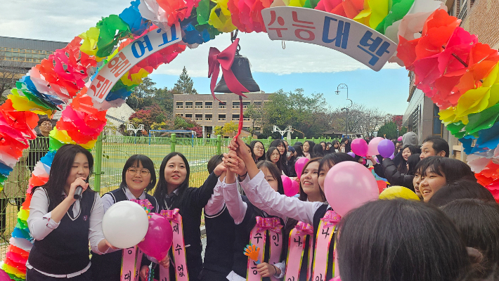 12일 오전 10시쯤 광주 설월여자고등학교 학생들이 수능 수험생들을 응원하고 있다. 광주시교육청 제공