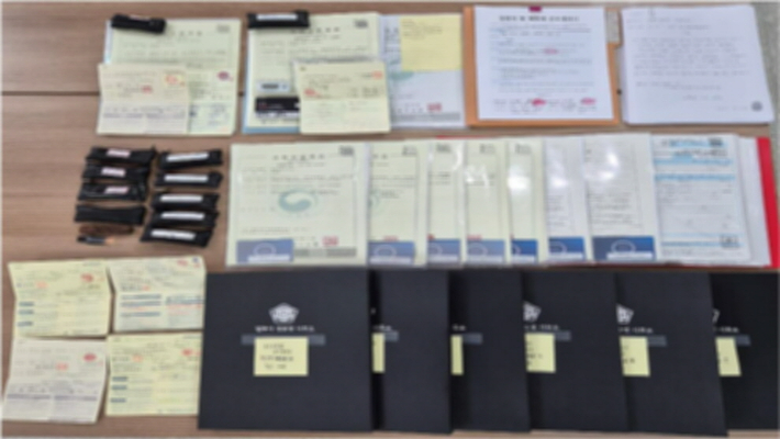 경찰이 압수한 사업자 등록증과 법인계좌 통장. 부산경찰청 제공 