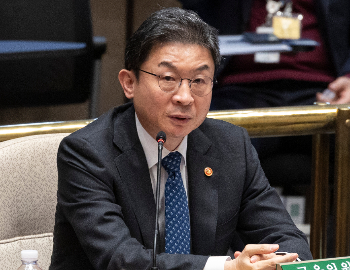 이억원 금융위원장이 11일 국회 국회에서 열린 예산결산특별위원회 전체 회의에 출석해 의원 질의에 답하고 있다. 연합뉴스