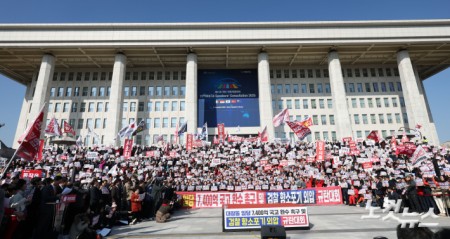 장동혁 국민의힘 대표, 송언석 원내대표를 비롯한 소속 의원들 및 참석자들이 12일 서울 여의도 국회 본관 계단에서 열린 대장동 일당 7400억 국고 환수 촉구 및 검찰 항소포기 외압 규탄대회에서 구호를 외치고 있다.