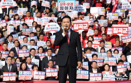 장동혁 국민의힘 대표가 12일 서울 여의도 국회 본관 계단에서 열린 대장동 일당 7400억 국고 환수 촉구 및 검찰 항소 포기 외압 규탄대회에서 규탄사를 하고 있다.