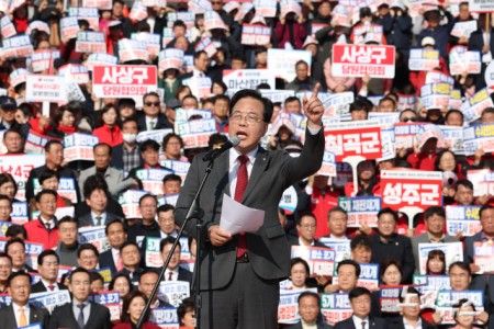 송언석 국민의힘 원내대표가 12일 서울 여의도 국회 본관 계단에서 열린 대장동 일당 7400억 국고 환수 촉구 및 검찰 항소 포기 외압 규탄대회에서 규탄사를 하고 있다.
