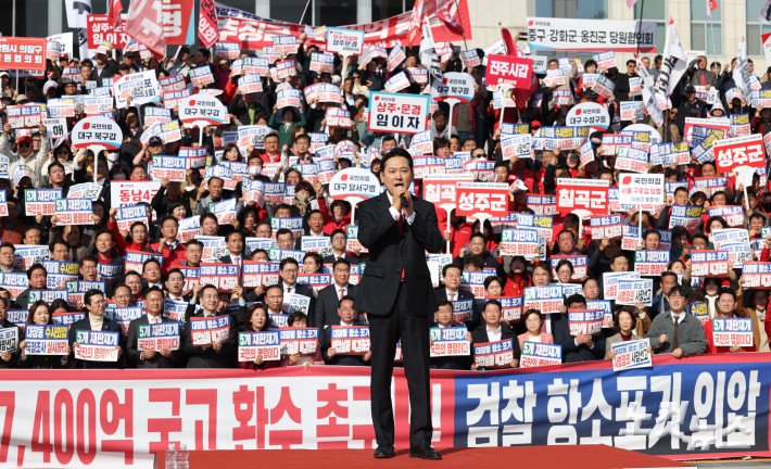 장동혁 국민의힘 대표가 12일 서울 여의도 국회 본관 계단에서 열린 대장동 일당 7400억 국고 환수 촉구 및 검찰 항소 포기 외압 규탄대회에서 규탄사를 하고 있다.