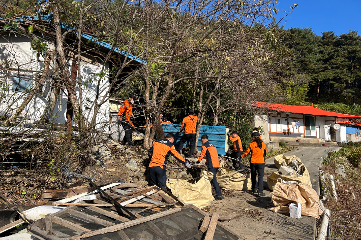 강원특별자치도소방본부 화재대응조사과 소방대원 16명은 12일 강원 양양군 손양면 주택화재 피해 현장을 찾아 폐기물 처리 봉사활동을 실시했다. 강원소방본부 제공