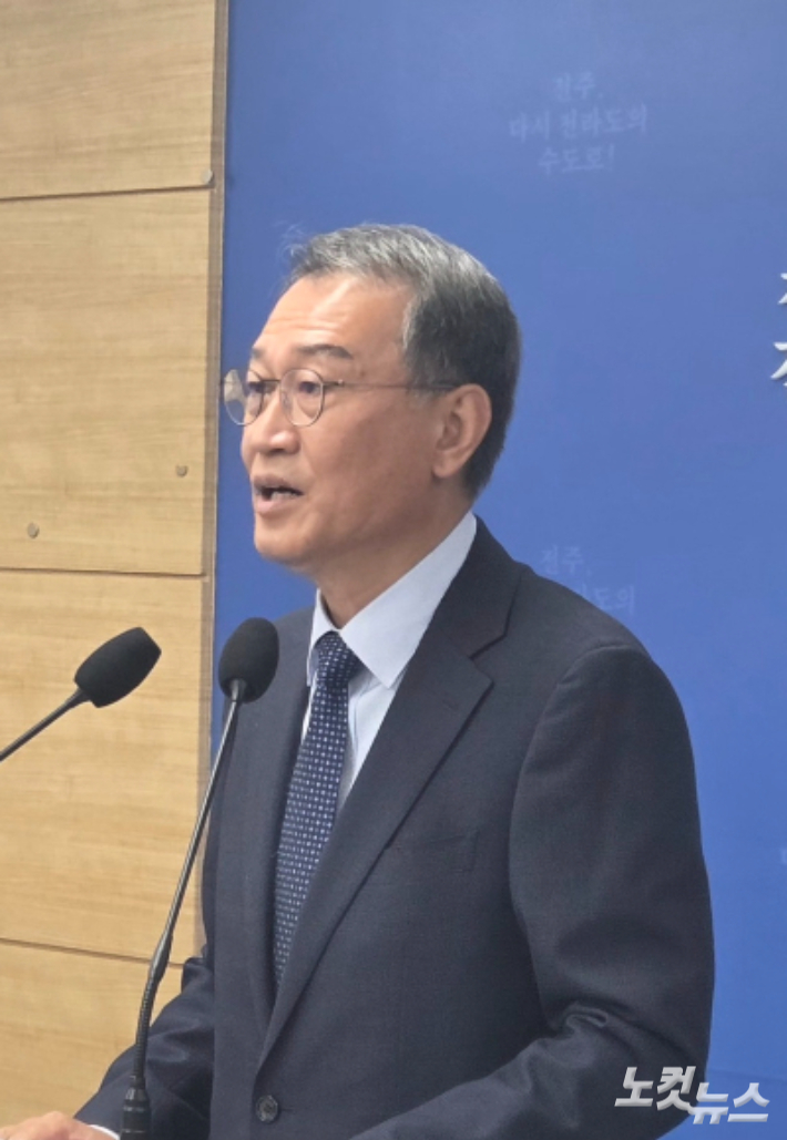 김상남 전주농생명소재연구원장이 12일 전주시청 브리핑룸에서 연구원 설립 20주년을 맞아 미래 비전을 발표하고 있다. 최명국 기자