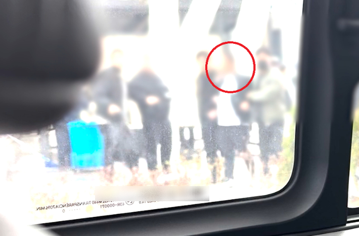 캄보디아 범죄 조직에 대포통장을 유통한 총책이 경찰에 검거되고 있다. 부산경찰청 제공 