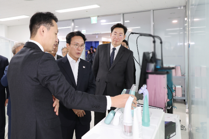 11일 원주의료기기산업현장을 방문한 김민석 국무총리. 원주시 제공 