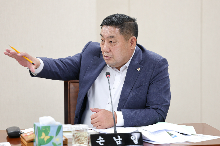 전라남도의회 손남일 의원(영암 2, 더불어민주당))은 최근 열린 전남도 건설교통국 행정사무감사에서 영산강 자전거길 조성사업의 영암 구간이 장기간 답보 상태에 머물러 있다고 강도 높게 질타했다. 전라남도 제공