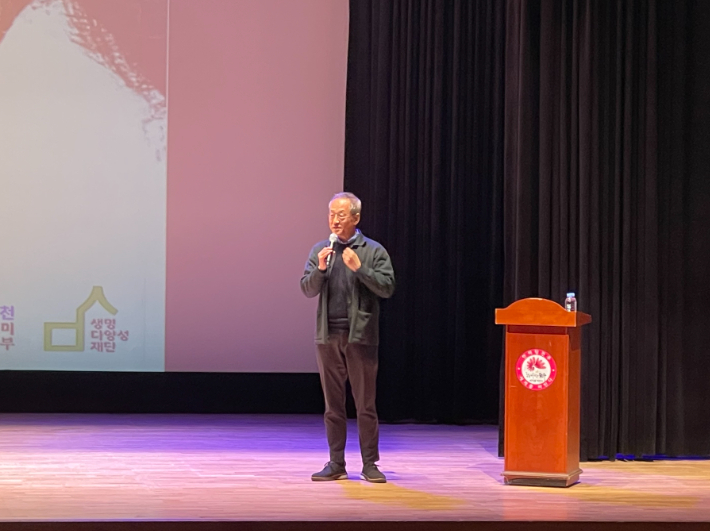 강연 중인 최재천 이화여대 석좌교수. 심동훈 기자