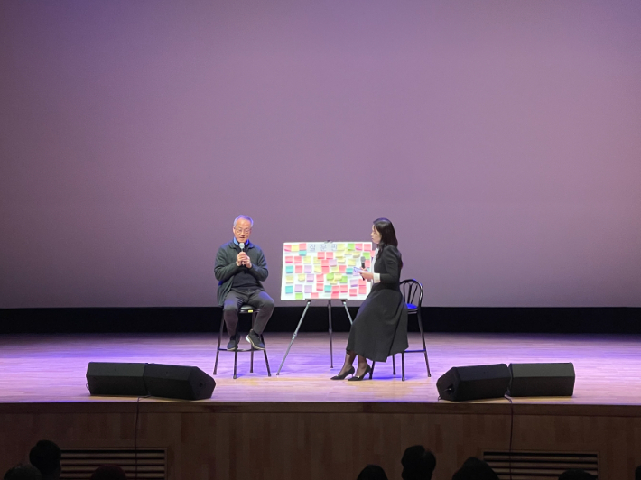 청중과 질의응답하는 최재천 교수. 심동훈 기자