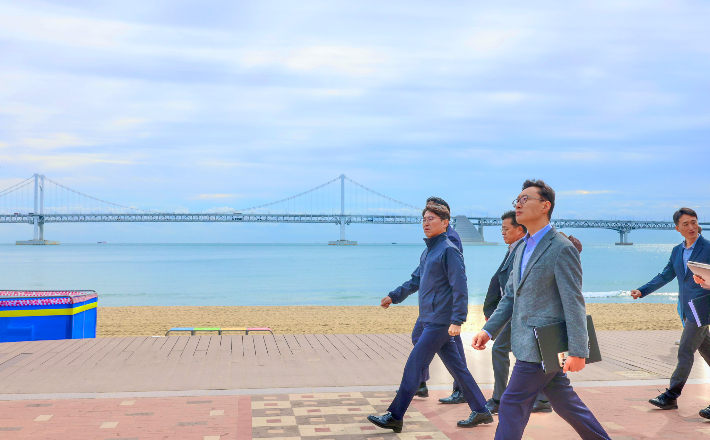 엄성규 부산경찰청장(맨 앞) 등 부산경찰청 관계자들이 12일 부산불꽃축제 현장인 광안리해수욕장 일대를 둘러보고 있다. 부산경찰청 제공