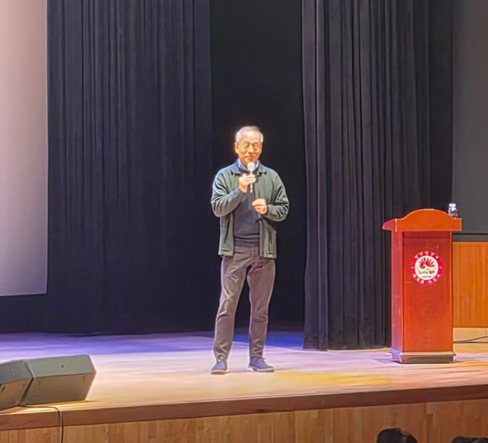 강연 중인 최재천 이화여대 석좌교수. 심동훈 기자