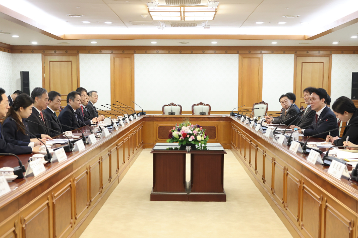 김민석 국무총리가 12일 서울 종로구 정부서울청사에서 제8회 한·일시장지사회의 일본 대표단을 접견하고 있다. 연합뉴스