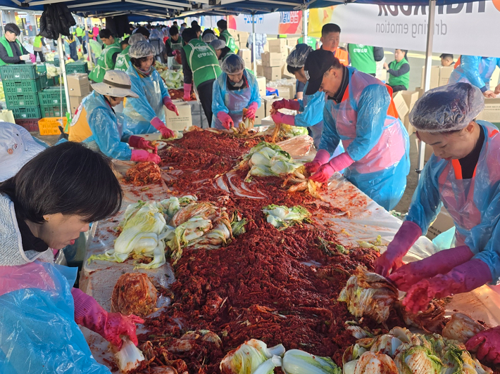 한국타이어 임직원들이 김장담그기 봉사활동에 참여하고 있다. 한국타이어 제공