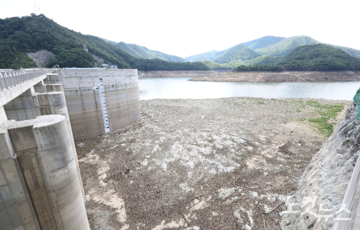 지난 가뭄 당시 바닥을 드러낸 강릉 오봉저수지. 강릉=류영주 기자