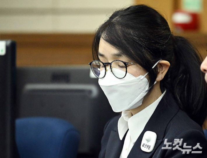 도이치모터스 주가조작과 명태균 공천개입, 통일교 청탁·뇌물 수수 의혹 혐의 등으로 구속기소 된 윤석열 전 대통령의 부인 김건희씨가 24일 오후 서울 서초구 서울중앙지방법원에서 열린 첫 재판에 출석하고 있다. 사진공동취재단