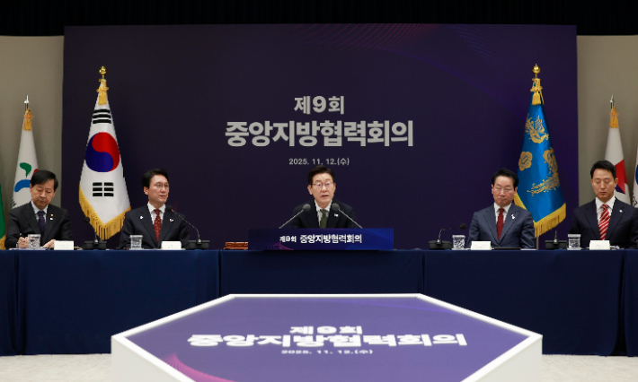 이재명 대통령이 12일 서울 용산 대통령실 청사에서 열린 중앙지방협력회의에서 발언하고 있다. 왼쪽부터 구윤철 경제부총리, 김민석 국무총리, 이재명 대통령, 유정복 시도지사협의회장 겸 인천시장, 오세훈 서울시장. 연합뉴스