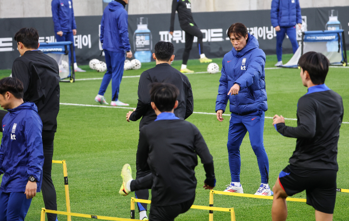 훈련 지켜보는 홍명보 감독. 연합뉴스