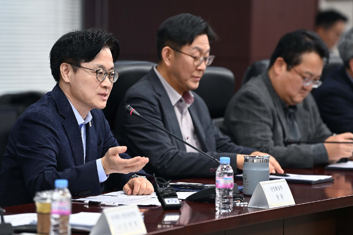 김정관 산업통상부 장관이 12일 서울 종로구 한국무역보험공사에서 산업통상부 정책자문위원회 전체회의를 주재하고 있다. 연합뉴스