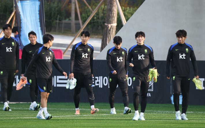 훈련 지켜보는 홍명보 감독. 연합뉴스