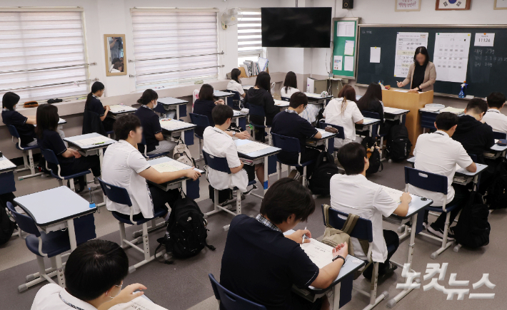 2026학년도 대학수학능력시험 모의평가가 실시된 서울 금천구 금천고등학교에서 고3 학생들이 시험 준비를 하는 모습. 사진공동취재단