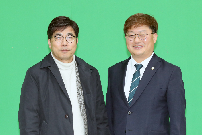 피터 유 쿠뮤필름스튜디오 대표와 송영진 전주시의원(왼쪽부터)이 '전주 아시아 스튜디오' 투자 계획을 확정한 뒤 기념 촬영을 하고 있다. 전주시의회 제공