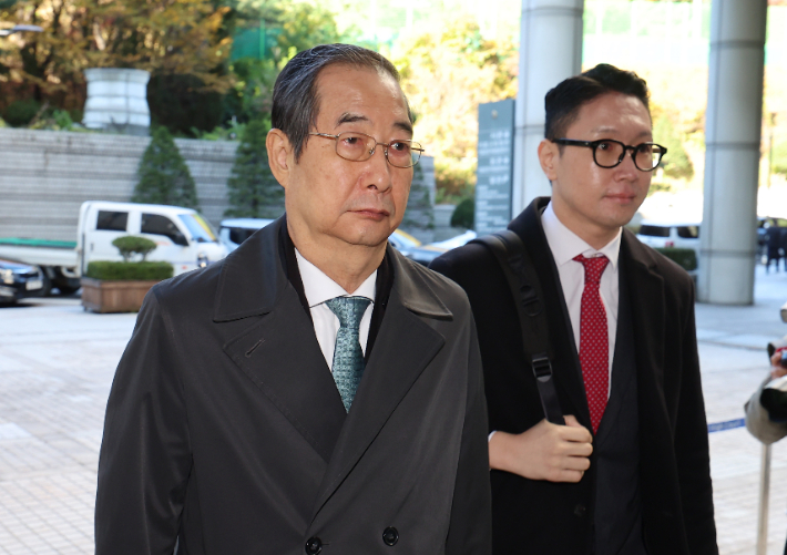  내란 우두머리 방조 혐의를 받는 한덕수 전 국무총리가 10일 서울 서초구 서울중앙지방법원에서 열린 내란 우두머리 방조 및 위증 등 혐의 사건 1심 속행 공판에 출석하고 있다. 연합뉴스