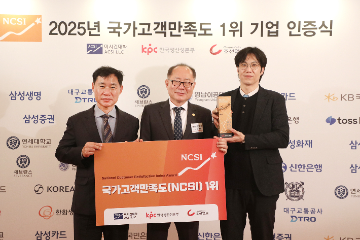 영남이공대 이재용(가운데) 총장이 인증식을 마치고 기념 촬영을 하고 있다. 영남이공대 제공