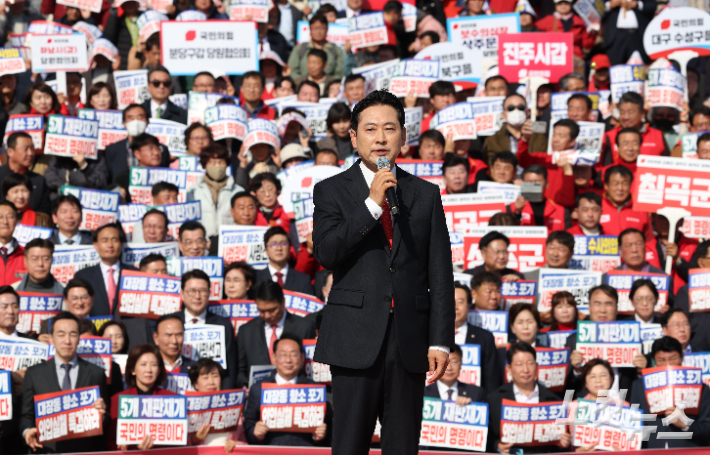 장동혁 국민의힘 대표가 12일 서울 여의도 국회 본관 계단에서 열린 대장동 일당 7400억 국고 환수 촉구 및 검찰 항소 포기 외압 규탄대회에서 규탄사를 하고 있다. 류영주 기자
