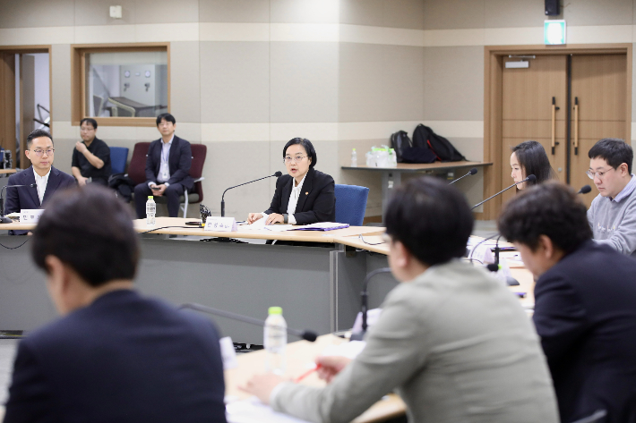 한성숙 중소벤처기업부 장관이 12일 인천 국제우편물류센터에서 열린 '중소기업 온라인 수출 활성화 방안 발표 및 현장 간담회'에서 모두 발언을 하고 있다. 중기부 제공