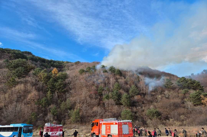 12일 오후 3시 14분쯤 강원 영월군 상동읍 공군 사격장에서 불이 나 인근 야산으로 번졌다. 강원소방본부 제공