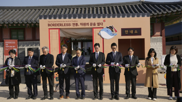 11/12(수)에 서울 종로구 경복궁 생물방에서 진행된 'BORDERLESS – 전통, 차원의 문을 열다' 전시 오프닝 행사 테이프 컷팅식. 왼쪽부터 한국전통문화대학교 금종숙 교수(전통섬유전공), 한국전통문화대학교 김석곤 교수(전통회화전공, 전통미술공예학과장), 한국전통문화대학교 최성재 교수(전통도자전공, 문화유산대학장), 한국전통문화대학교 유철 총무과장, 한국전통문화대학교 강경환 총장, 넥슨재단 김정욱 이사장, 넥슨 김창섭 메이플스토리 국내 총괄디렉터, 네오플 경영지원본부 정일영 이사, 넥슨재단 지준숙 이사, 한국전통문화대학교 장현숙 교수(전통조각전공). 넥슨 제공